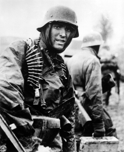 german-machine-gunner-marching-through-the-ardennes-in-the-battle-of-the-bulge_800
